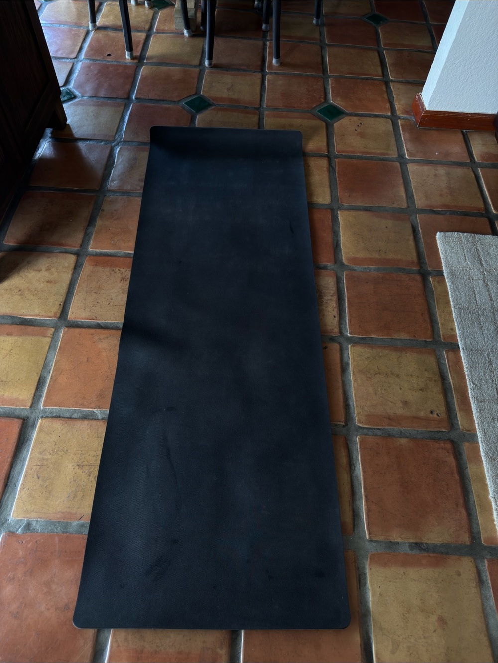 ALO Yoga Black Non-Slip Exercise Mat - Picture 5 of 9